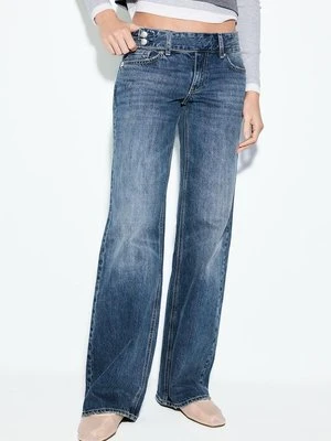 Stradivarius Jeansy o prostym kroju z niskim stanem i paskiem typu martillo  ŚREDNI NIEBIESKI DENIM