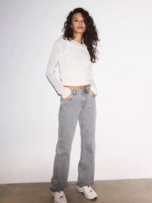 Stradivarius JEANSY O PROSTYM KROJU Z NISKIM STANEM  PERŁOWOSZARY DENIM