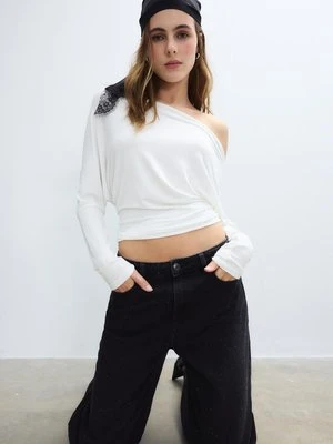 Stradivarius Jeansy straight fit z błyszczącymi aplikacjami  CZARNY DENIM Z EFEKTEM SPRANIA