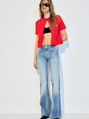 Stradivarius Jeansy z niskim stanem i przeszywanymi kieszeniami  ŚREDNI NIEBIESKI DENIM