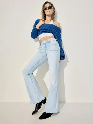 Stradivarius Jeansy z niskim stanem i przeszywanymi kieszeniami  JASNONIEBIESKI DENIM