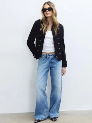 Stradivarius Jeansy z niskim stanem, szerokimi nogawkami i ozdobnym guzikiem  ŚREDNIOJASNY NIEBIESKI DENIM