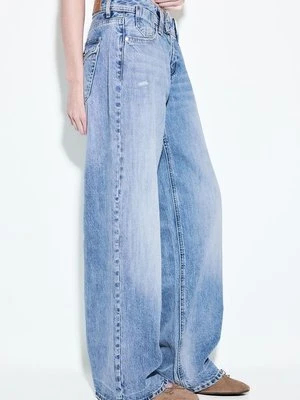 Stradivarius Jeansy z niskim stanem, szerokimi nogawkami i ozdobnym guzikiem  ŚREDNIOJASNY NIEBIESKI DENIM