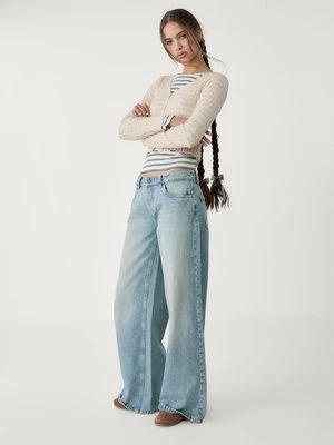 Stradivarius Jeansy z szerokimi nogawkami i niskim stanem  JASNONIEBIESKI DENIM