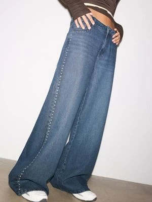 Stradivarius Jeansy z szerokimi nogawkami i sercem z nitów  CZARNY DENIM Z EFEKTEM SPRANIA