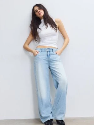 Zdjęcie produktu Stradivarius Top bez rękawów z półgolfem  Biały
