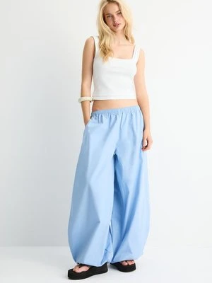 Stradivarius Koszulka z dekoltem kwadratowym i podwójną tkaniną  Biały