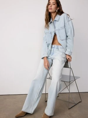 Stradivarius Krótka jeansowa koszula wierzchnia z ćwiekami  ŚREDNI NIEBIESKI DENIM