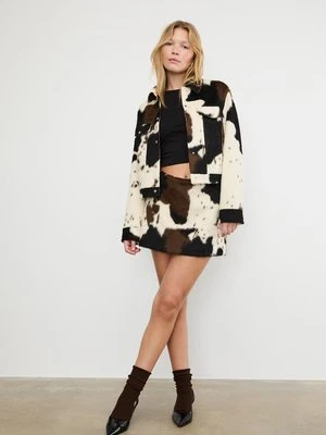 Stradivarius Krótka kurtka sztuczne futro zwierzęcy wzór  Waniliowy