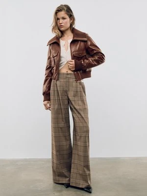 Stradivarius Krótka kurtka z efektem skóry z kieszeniami  Brązowy