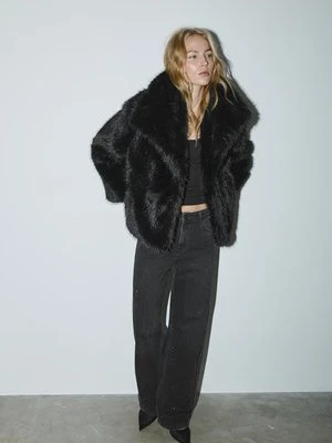 Stradivarius Krótka kurtka ze sztucznego futra  Czarny