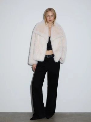 Stradivarius Krótka kurtka ze sztucznego futra  Ecru