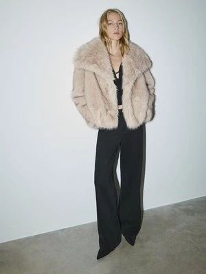 Stradivarius Krótka kurtka ze sztucznego futra  Kamień