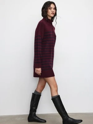 Stradivarius Krótka dzianinowa sukienka w paski z kołnierzem kominowym Fioletowy