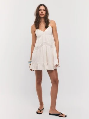 Stradivarius Krótka sukienka z koronkowymi detalami  Ecru