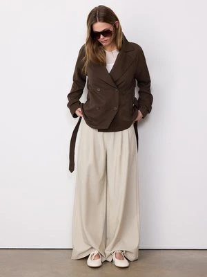 Stradivarius Krótki, lejący się trencz z paskiem  Brązowy