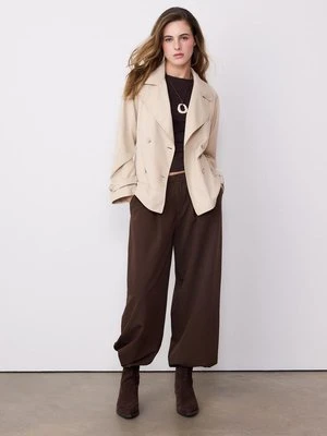 Stradivarius Krótki, lejący się trencz z paskiem  Szary