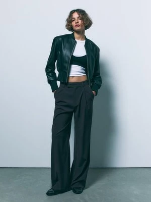 Stradivarius Kurtka bomber ze sztucznej skóry z poduszkami na ramionach  Czarny