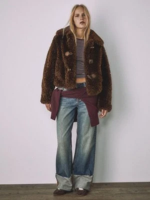 Stradivarius Kurtka ze sztucznego kożuszka z zapięciem na kołeczki  Brązowy