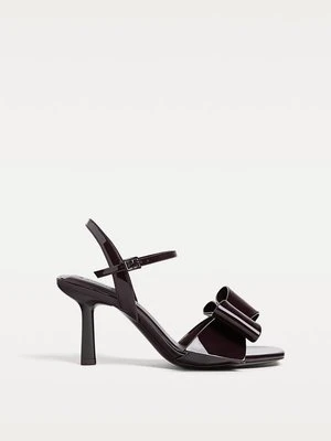 Stradivarius Lakierowane sandały z kokardą  BRĄZOWY