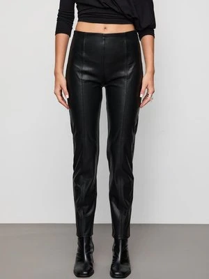 Stradivarius Legginsy ze sztucznej skóry  Czarny