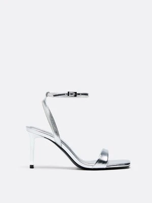 Stradivarius Metaliczne sandały na obcasie  SREBRNY