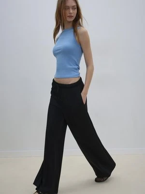 Stradivarius Miękkie spodnie jogger z szerokimi nogawkami i przeszyciami  Czarny