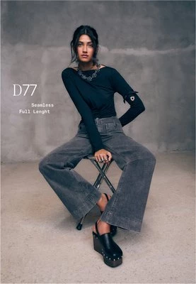 Stradivarius Minimalistyczne jeansy z kieszeniami  Czarny denim