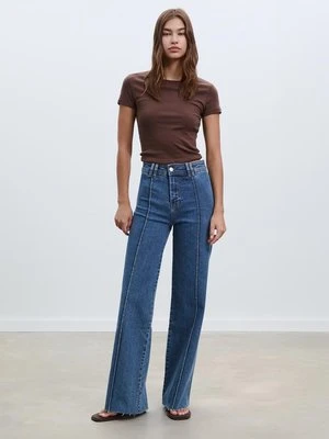 Stradivarius Minimalistyczne jeansy z przeszyciami  ŚREDNI NIEBIESKI DENIM