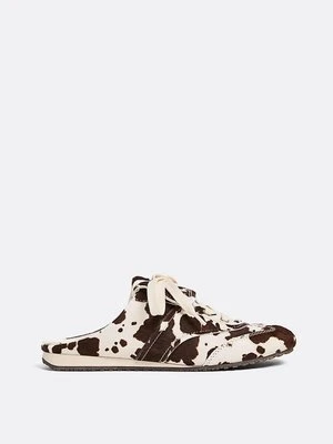 Stradivarius Otwarty kapcie we wzór krowy  WIELOKOLOROWY