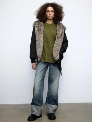 Stradivarius Pikowana bomberka z kapturem ze sztucznego futra  Czarny