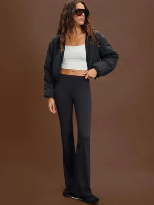 Stradivarius Pikowana kurtka z bufiastymi rękawami  Czarny