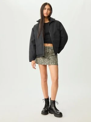 Stradivarius Pikowana kurtka z wysokim kołnierzem  Czarny