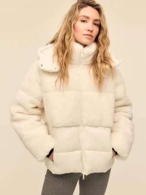 Stradivarius Pikowany płaszcz z efektem baranka, łączony  Ecru