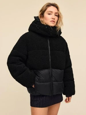 Stradivarius Pikowany płaszcz z efektem kożuszka  Czarny