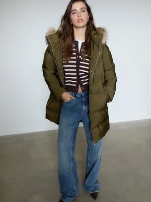 Stradivarius Pikowany płaszcz z kapturem i futrem  Oliwkowy