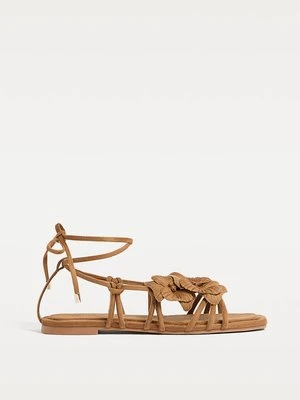 Stradivarius Płaskie sandały z kwiatem  BRĄZOWY