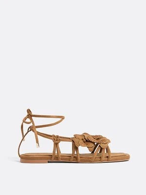 Stradivarius Płaskie sandały z kwiatowym detalem  BRĄZOWY