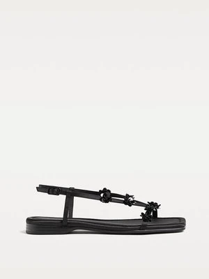Stradivarius Płaskie sandały z kwiatuszkami  Czarny