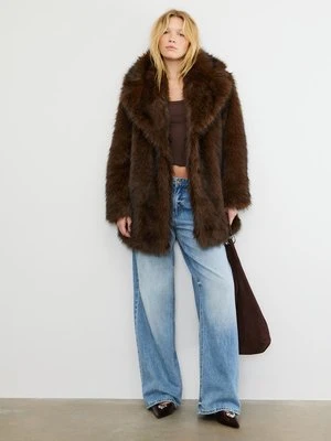 Stradivarius Płaszcz o regularnym kroju ze sztucznego futra  Brązowy