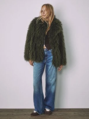 Stradivarius Płaszcz o średniej długości ze sztucznego futra z efektem potargania  0-525