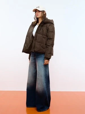 Stradivarius Podstawowa pikowana kurtka z kapturem  Brązowy