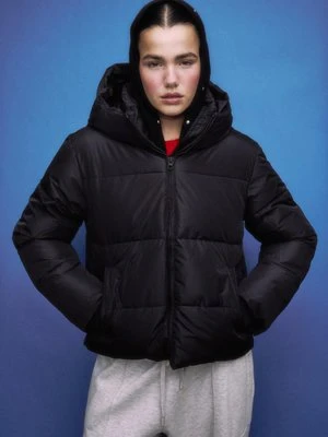 Stradivarius Podstawowa pikowana kurtka z kapturem  Czarny
