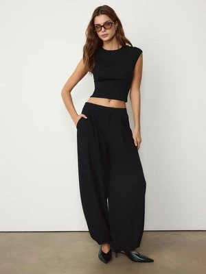 Stradivarius Podstawowy dopasowany crop top  Czarny