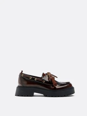 Stradivarius Półbuty żeglarskie na platformie  BRĄZOWY