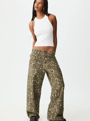 Stradivarius Top na ramiączkach z prążkowanej dzianiny  Biały