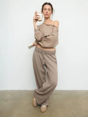 Stradivarius Proste joggery z efektem sprania  Beżowy