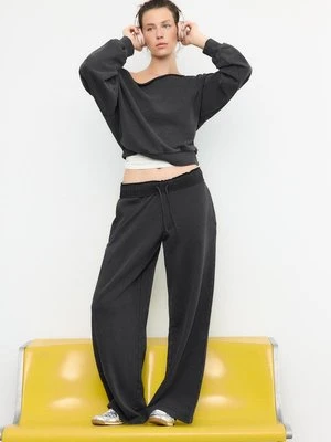 Stradivarius Spodnie joggery proste z efektem sprania  Ciemnoszary