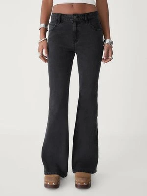 Stradivarius Rozszerzane jeansy comfort  CZARNY DENIM Z EFEKTEM SPRANIA