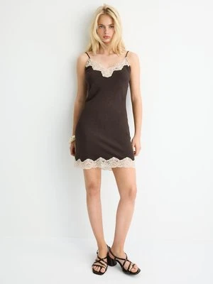 Stradivarius Rustykalna krótka sukienka z koronką  Brązowy